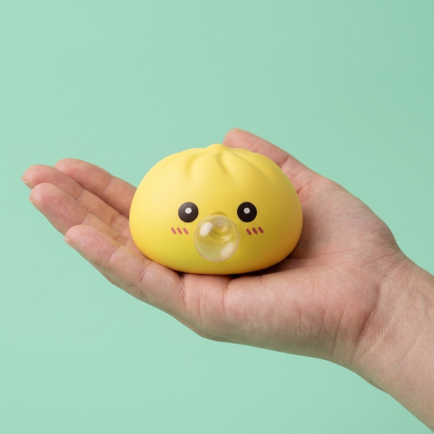 Jumbo Dumpling Squishy Keltainen Jättikoko kädessä, todellinen koko