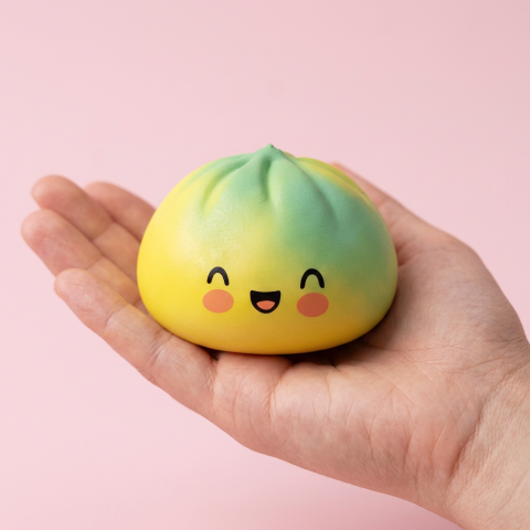 Yellow Fade Dumpling Squishy Auringonlasku kädessä — kokovertailu