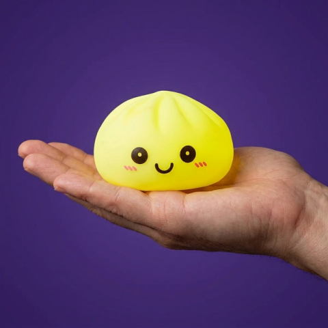 Dumpling Squishy -yövalo, Aurinkoinen Keltainen kädessä, todellinen koko