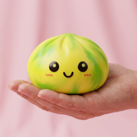Tie Dye Dumpling Squishy Keltainen kädessä — kokovertailu