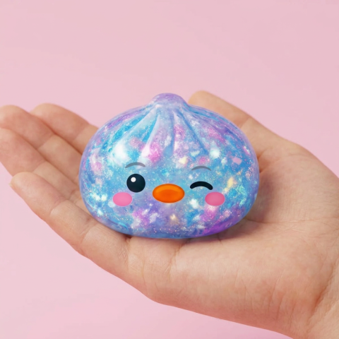 Squishy Dumpling Pingviini Sininen Galaksi kädessä — kokovertailu