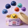 Squishy Dumpling Aave Mystery puristettuna kädessä