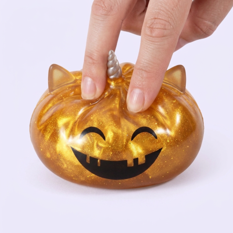 Squishy Dumpling Mystery Halloween Yksisarvinen puristettuna kädessä