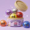 Dumpling Squishy Mystery Puppy Eyed -yllätyspakkaus puristettuna kädessä
