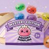 Squishy Dumpling Yksisarvinen Mystery Glitter puristettuna kädessä