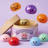 Squishy Dumpling Vampire Mystery Karmiininpunainen puristettuna kädessä