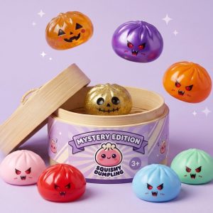 Squishy Dumpling Vampire Mystery Karmiininpunainen puristettuna kädessä