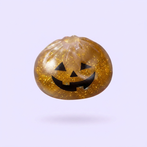 Squishy Dumpling Vampire Mystery Karmiininpunainen puristettuna kädessä