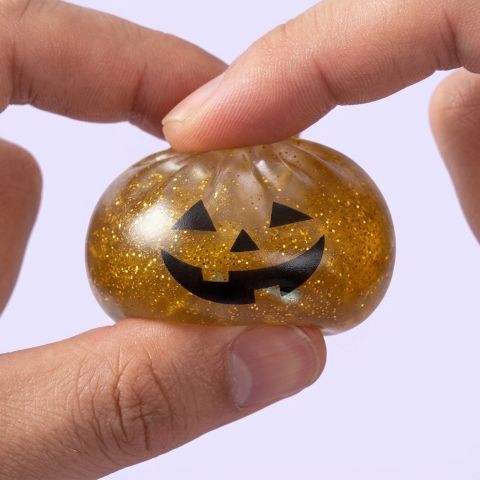 Squishy Dumpling Vampire Mystery Karmiininpunainen puristettuna kädessä