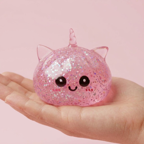Unicorn Glitter Dumpling Squishy Pinkki kädessä — kokovertailu