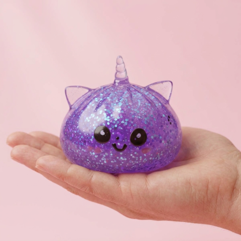 Glitter Dumpling Squishy Yksisarvinen Violetti kädessä — kokovertailu