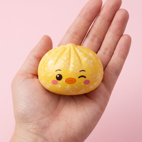 Squishy Dumpling Pingviini Keltainen kädessä — kokovertailu