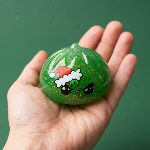 Äkäinen Joulu Dumpling Squishy Glitter Vihreä kädessä — kokovertailu