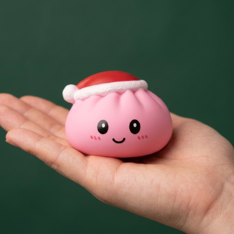 Dumpling Squishy Joulupipo -setti 4 kpl kädessä — kokovertailu