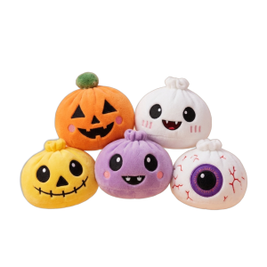 Squishy Dumpling Halloween Karmiva 5 kpl -setti puristettuna kädessä