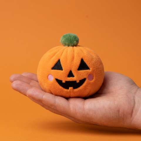 Squishy Dumpling Halloween Karmiva 5 kpl -setti kädessä — kokovertailu