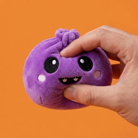 Squishy Dumpling Halloween Karmiva 5 kpl -setti puristettuna kädessä