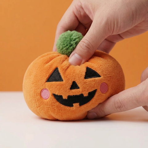 Halloween Kurpitsa Dumpling Squishy puristettuna kädessä