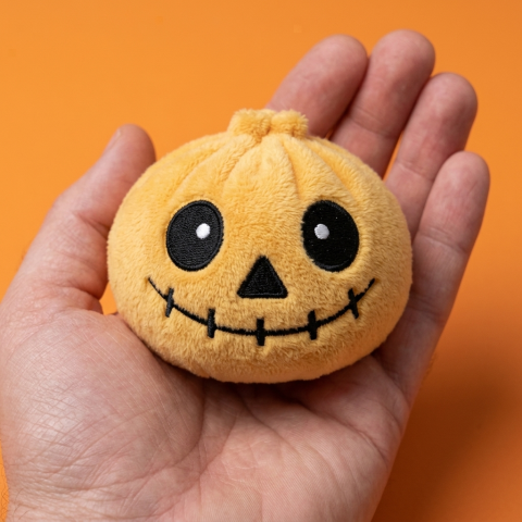 Squishy Dumpling Luuranko Halloween Hymyilevä kädessä — kokovertailu