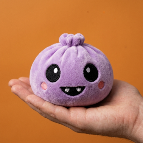 Squishy Dumpling Vampire Halloween Violetti kädessä — kokovertailu