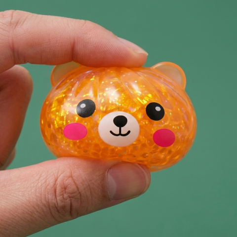 Mystery Glitter Dumpling Squishy Karhu puristettuna kädessä