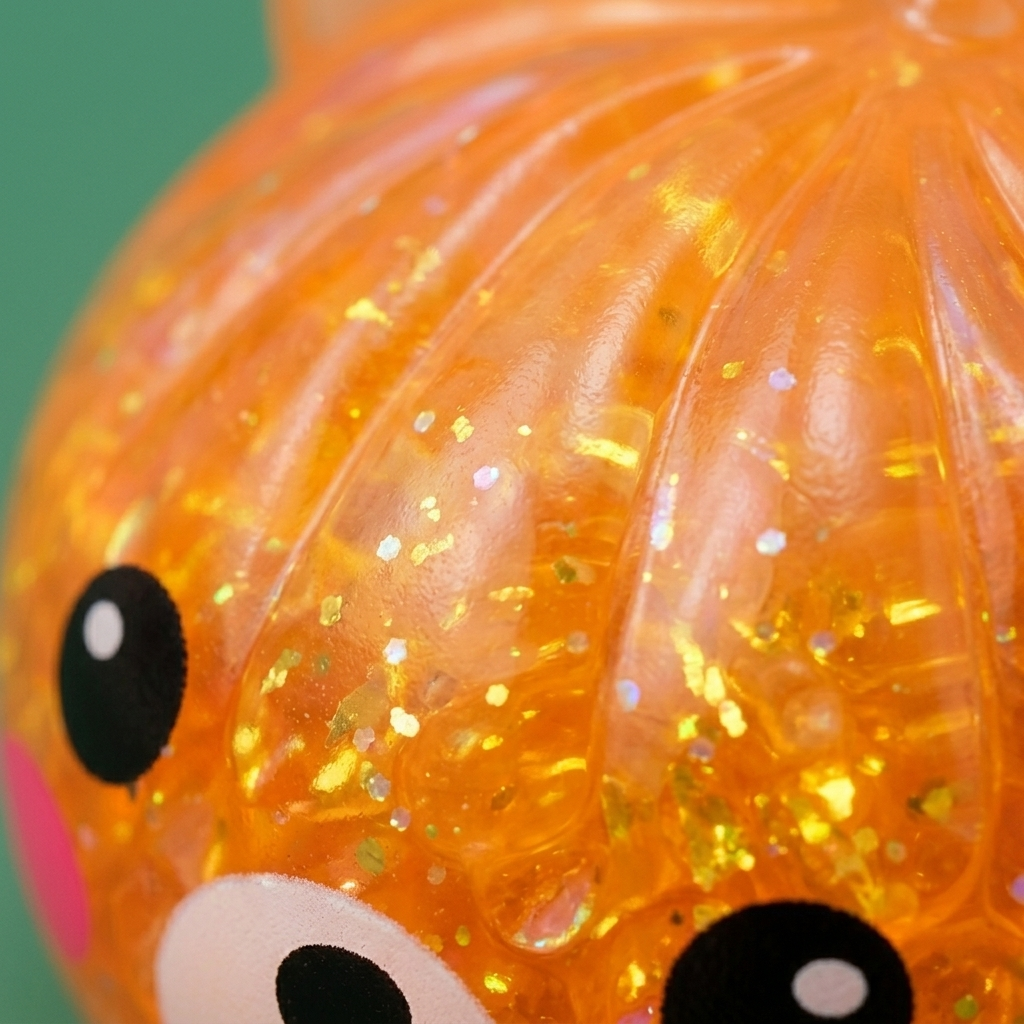 Mystery Glitter Dumpling Squishy Karhu makrokuva vaahdon pinnasta