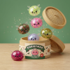 Glitter Dumpling Squishy Mystery Poro puristettuna kädessä