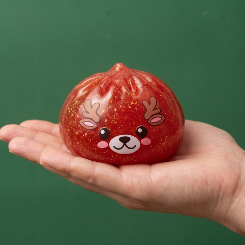 Glitter Dumpling Squishy Punainen Poro kädessä — kokovertailu