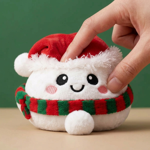 Dumpling Squishy Lumiukko Joulupipossa puristettuna kädessä