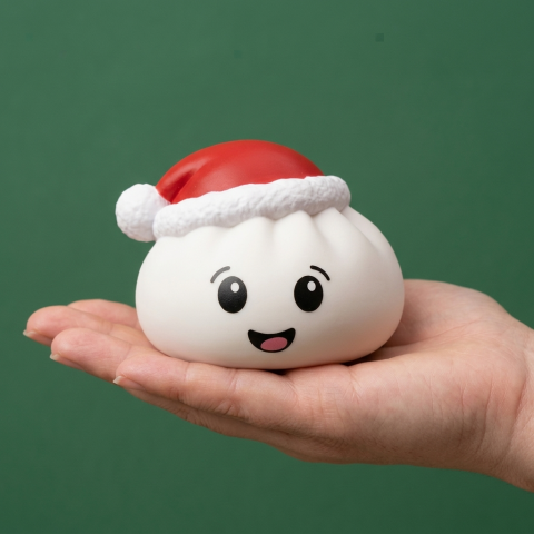 Jouluhattu Dumpling Squishy Valkoinen kädessä — kokovertailu